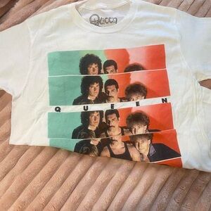 Que White Graphic Tee with Red and Green Accents